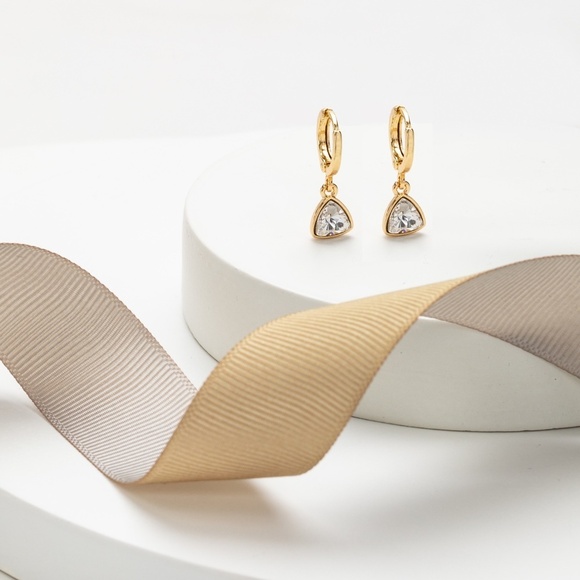 Drop leverback Triangle Earrings with Swarovski Crystals - Picture 2 of 3